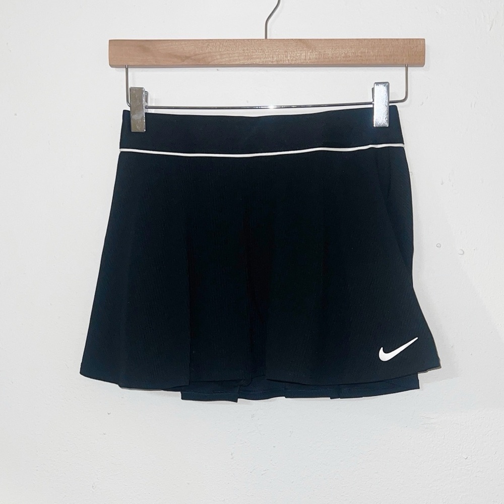 Nike Dri-fit ribbed black and white tennis golf athletic pull on women’s skort